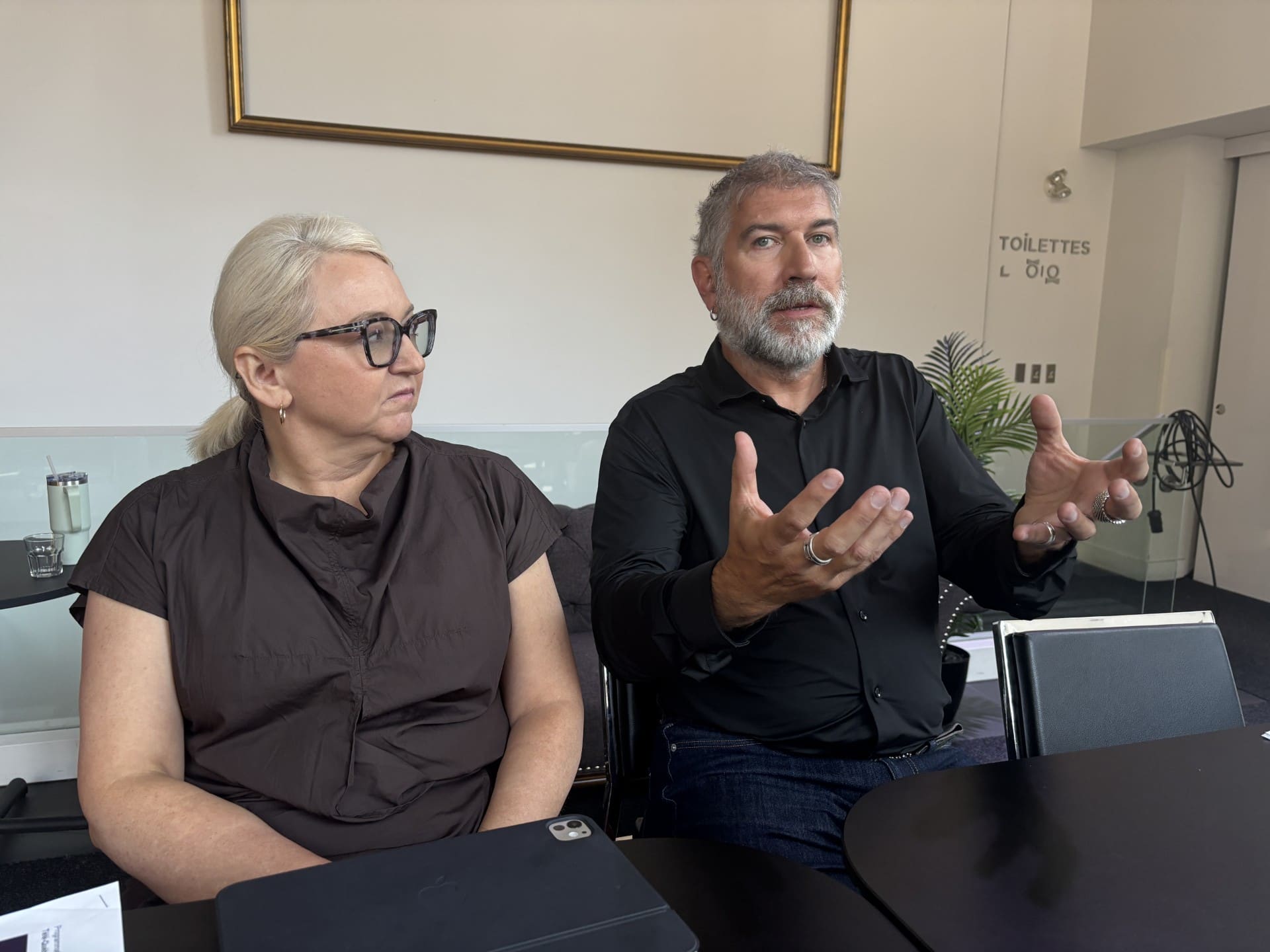 La vice-présidente aux contenus Nadine Dufour et le PDG de Télé-Québec, Hugues Sweeney, mercredi, en marge du dévoilement de la programmation 2026-2027 du diffuseur public québécois.