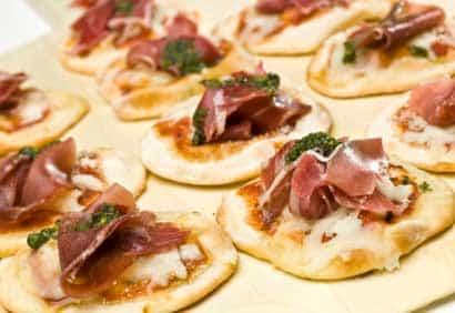 Mini-pizzas au prosciutto et au brie | Coup de pouce