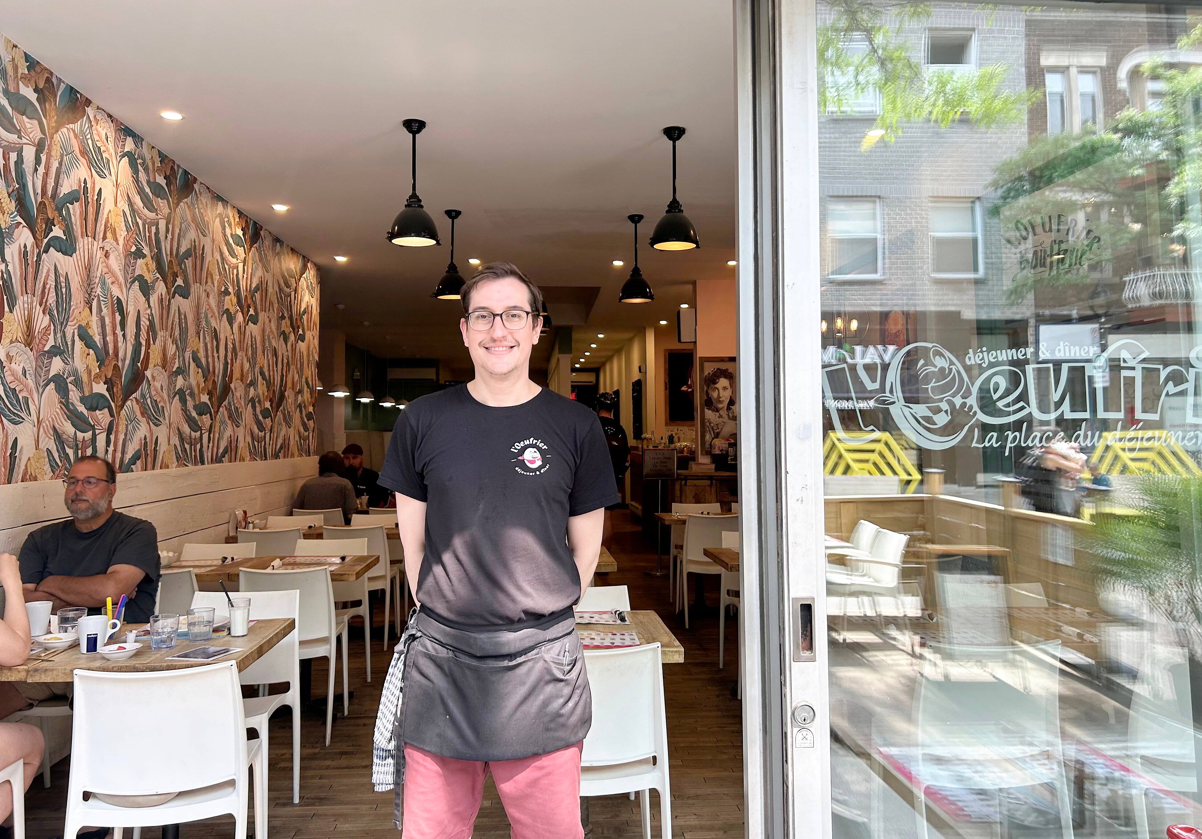 La vague de chaleur ne commence officiellement que mercredi mais déjà, les Montréalais suent déjà à grosse goutte lors de leurs activités extérieure. Le serveur au restaurant déjeuner l’Œufrier Alexis Smigielski remarque que les clients occupent moins la terrasse le 30 juin 2026 à midi. Photo prise par Anaïs Desjardins.