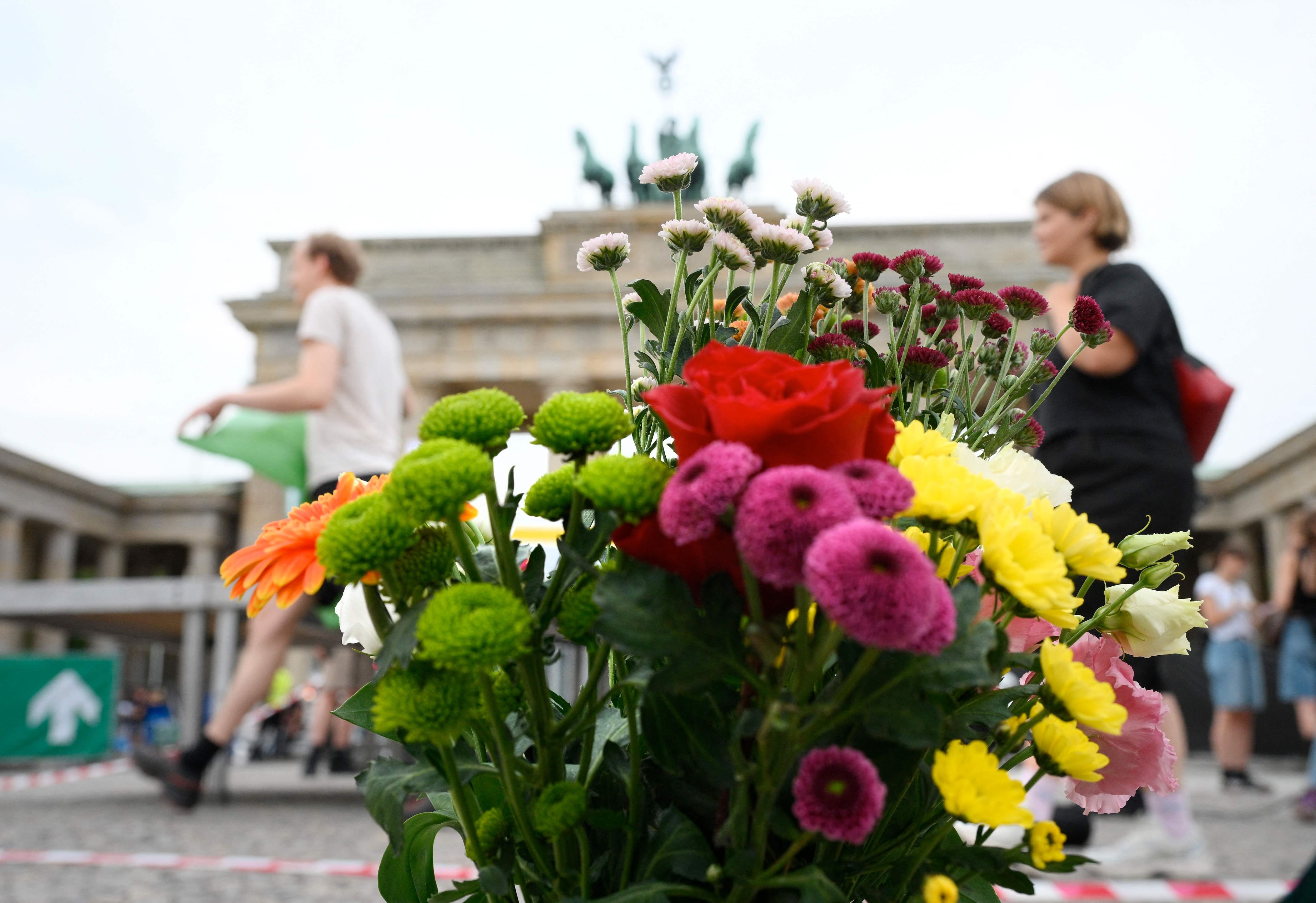 A bouquet of flowers is displayed on July 26, 2026 in front of the famous Brandenburg Gate, on the occasion of a 