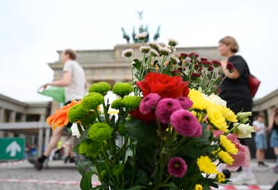 A bouquet of flowers is displayed on July 26, 2026 in front of the famous Brandenburg Gate, on the occasion of a
