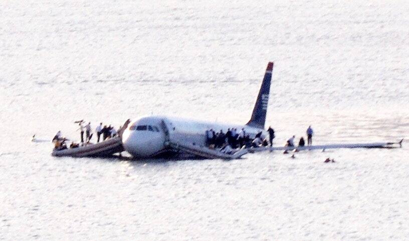 Le Miracle sur l’Hudson.

Le 15 janvier 2009. Le vol 1549 d'US Airways atterrit en toute sécurité dans le fleuve Hudson après une collision avec des oiseaux moins de deux minutes après le décollage. L’évènement sera connu sous le nom de « Le miracle sur l'Hudson » puisque les 155 personnes s’en sont tirées saines et sauves grâce au professionnalisme et au sang-froid des pilotes Chesley 