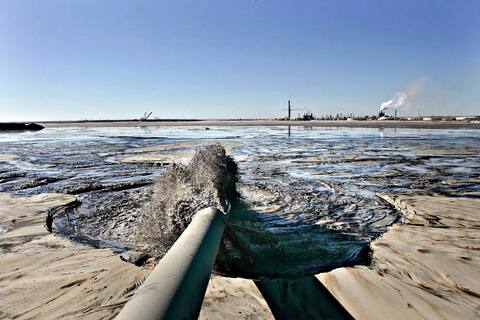 The oil produced by Canada comes mainly from oil sand found in Canadian grasslands. In this photo we see the eruptions caused by its sand mining in Fort McMurray, Alberta.