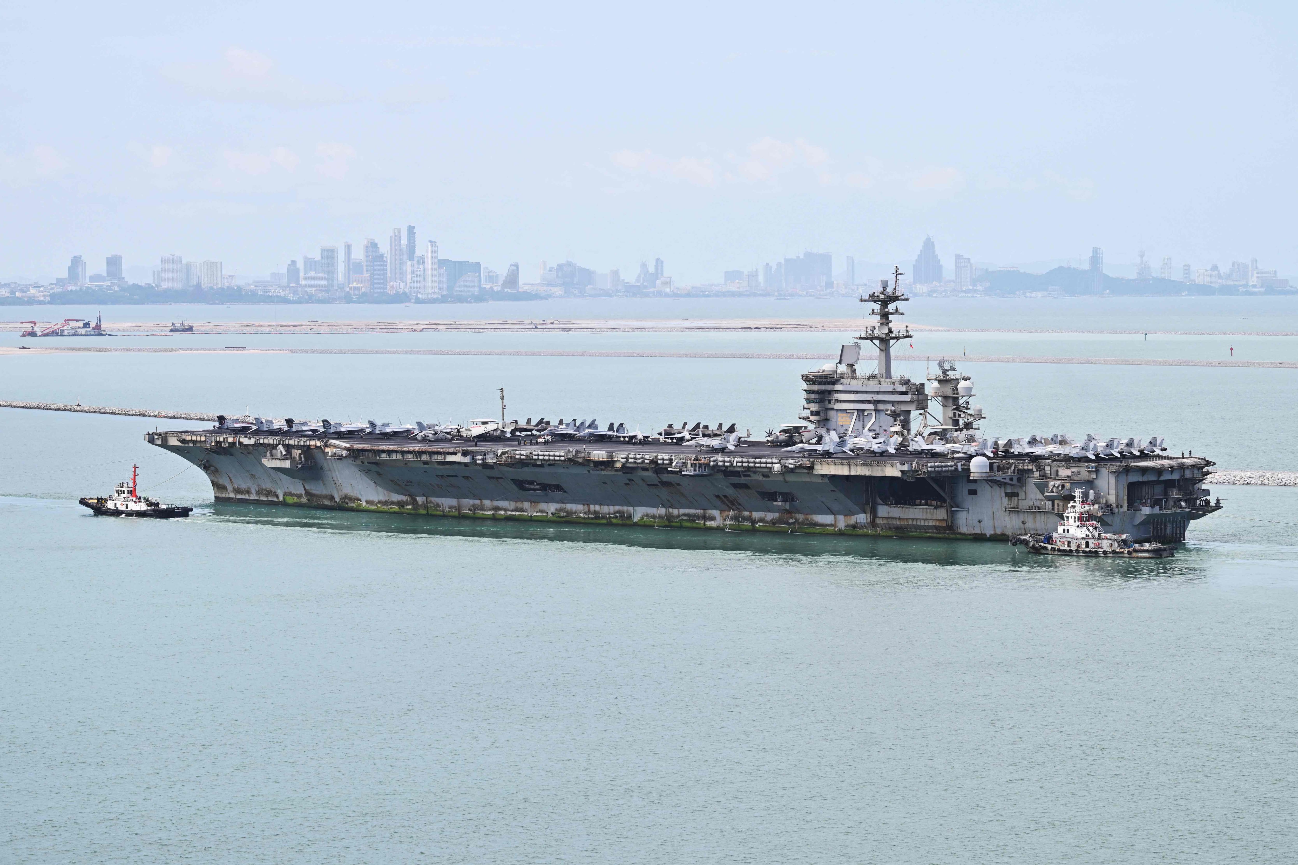 IMAGES | Neuf mois en mer: le porte-avions américain Abraham Lincoln accoste enfin en Thaïlande