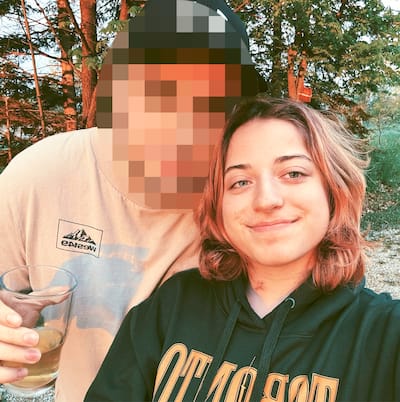 Портрет д'ерін Кювельє, 23 роки на північ, додано в tiktok, щоб протистояти загрозі з боку колишнього сина чарівника.