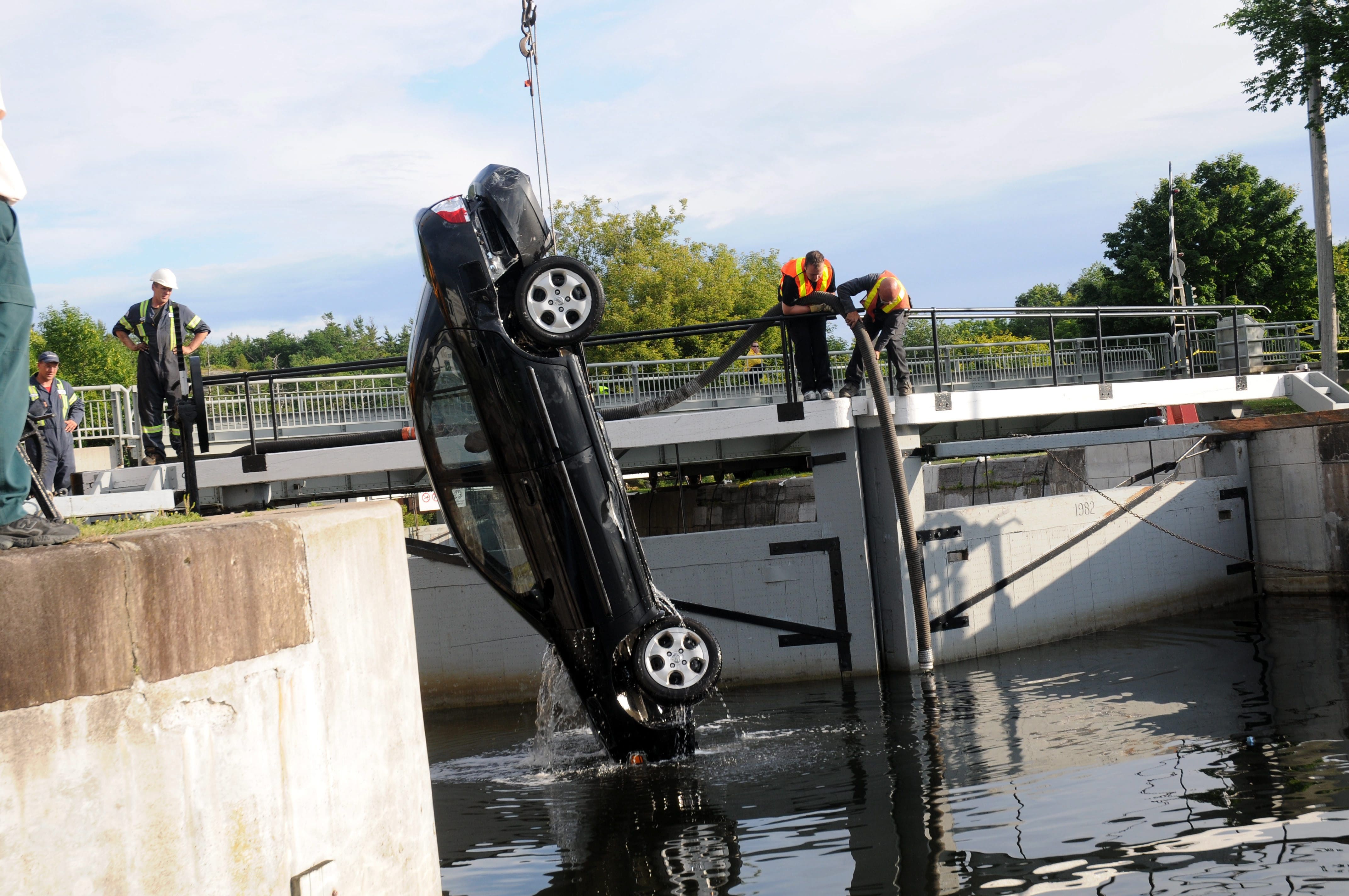 La Nissan Sentra, qui contenait les corps de quatre femmes de Montréal, lorsqu'elle a été extraite du canal Rideau à Kingston Mills