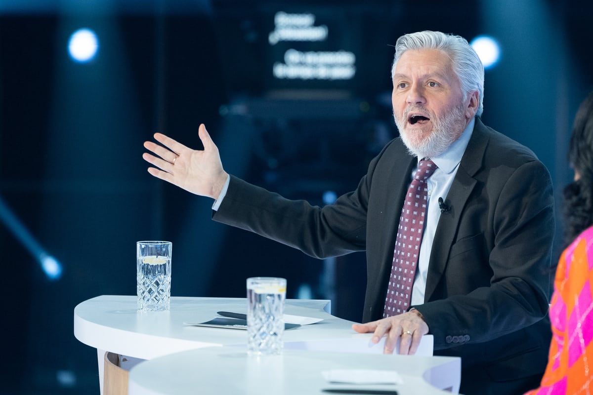 Richard Martineau lors du tournage de l’émission Le monde à l’envers, animée par Stéphan Bureau à TVA.