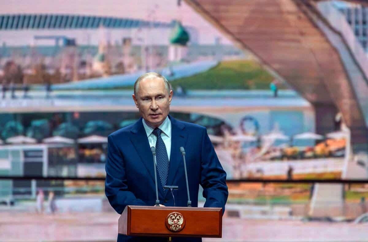 Poutine s&rsquo;isole apr&egrave;s des cas de COVID-19 dans son entourage