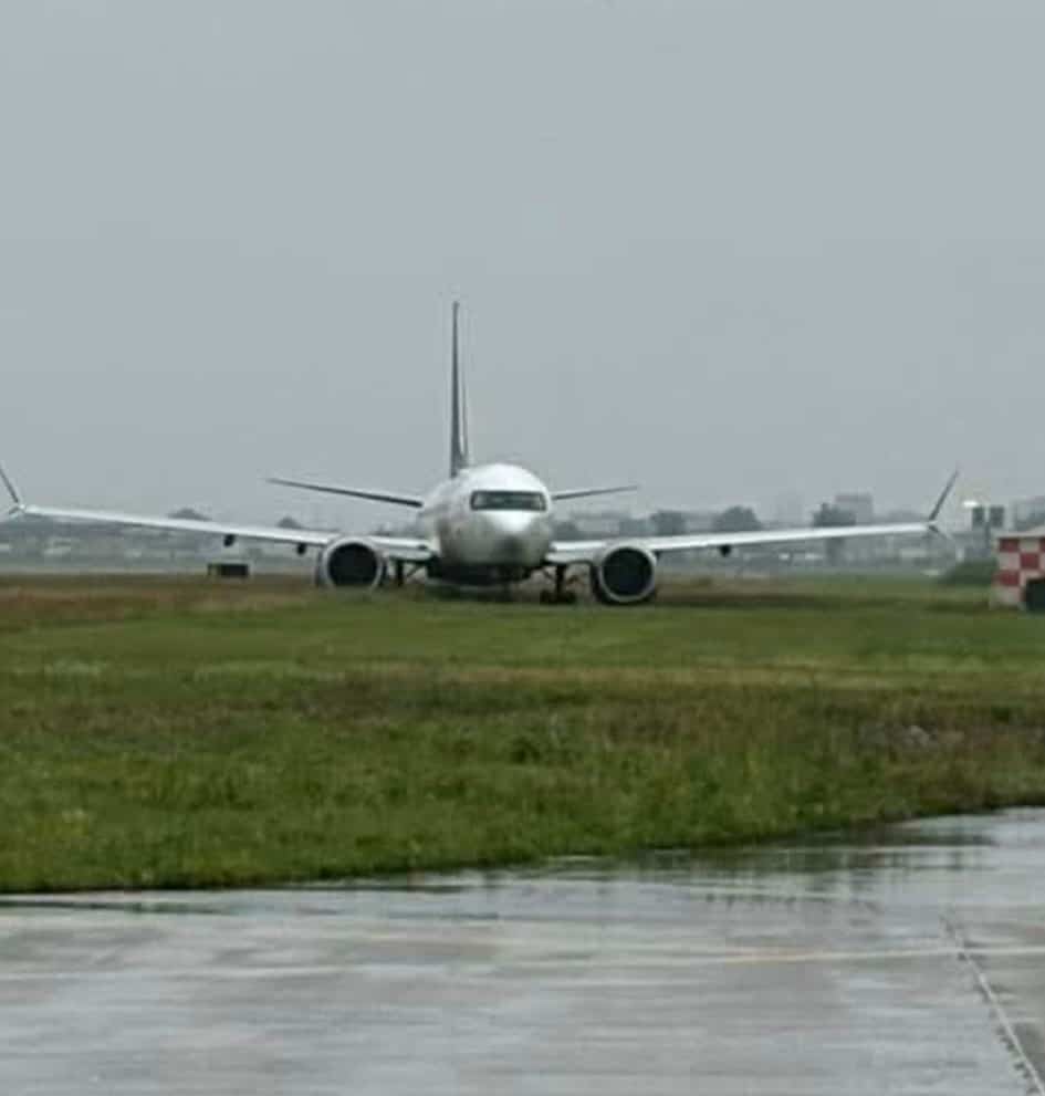 Un avion d’Air Canada s'est retrouvé sur la pelouse après son atterrissage à Montréal, le 9 juillet 2026.