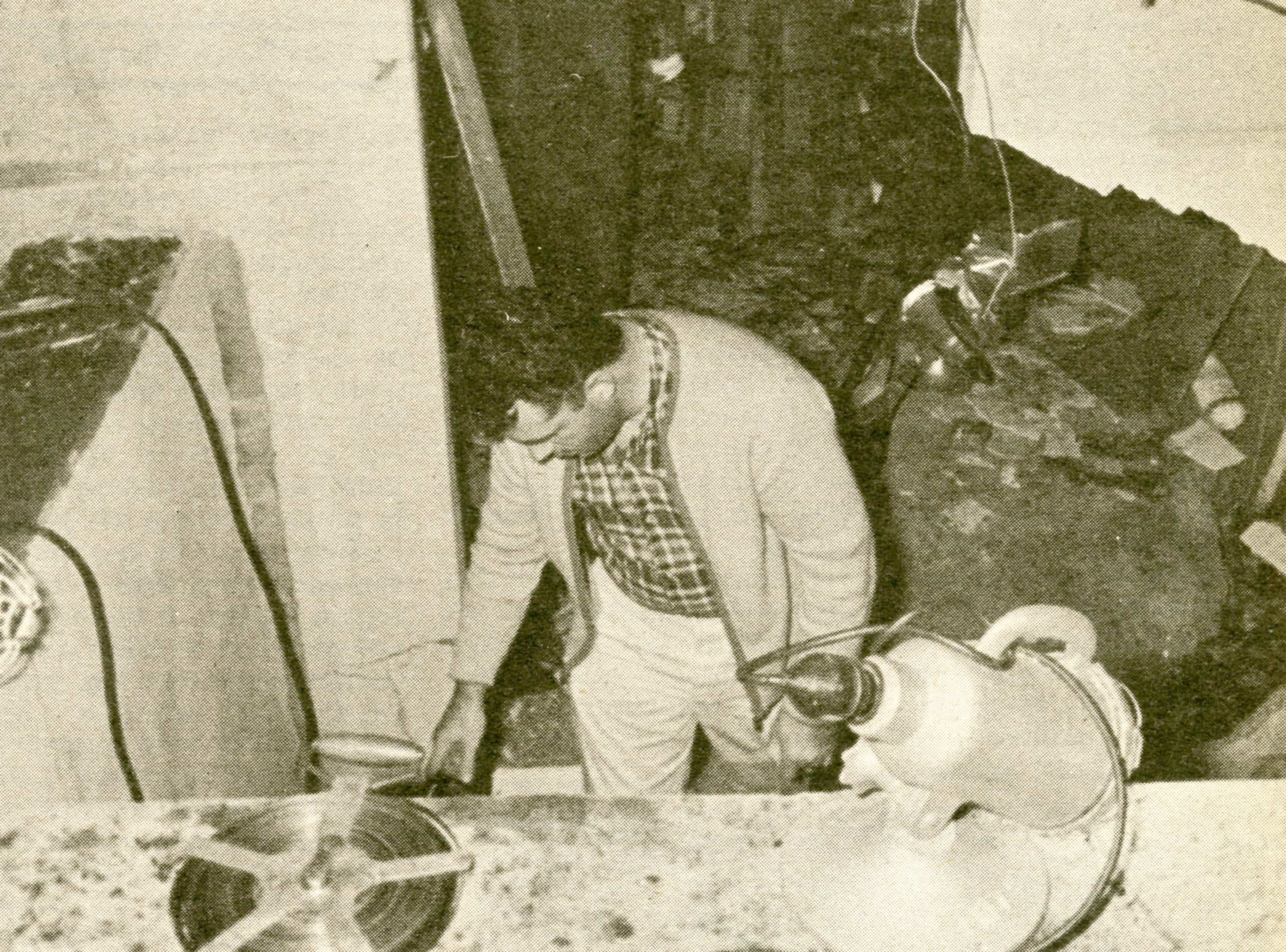 Robert Côté, dans les décombres à la maison du maire Jean Drapeau, en septembre 1969