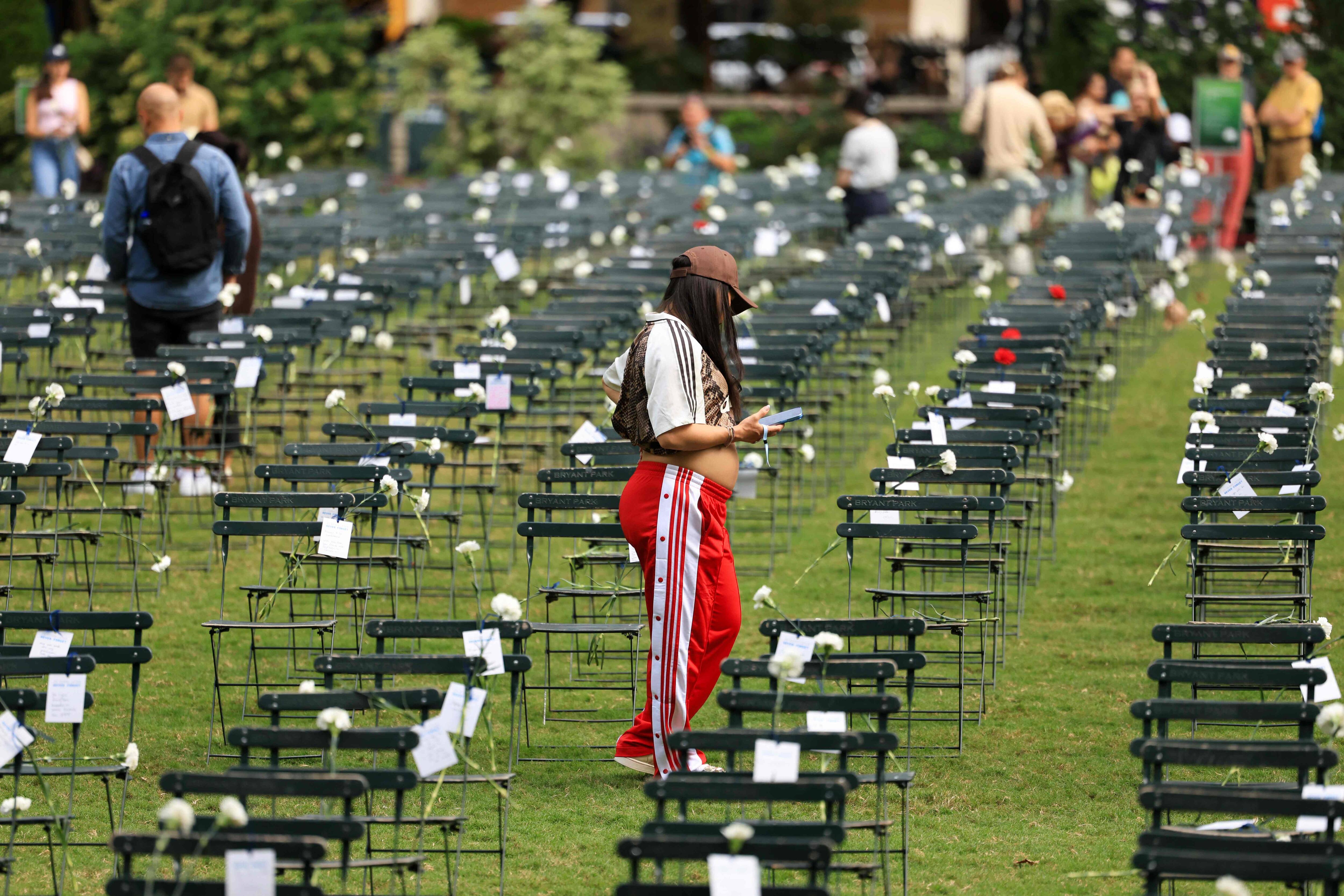 Des visiteurs se rendent à Bryant Park, où 2753 chaises, représentant les vies perdues au World Trade Center le 11 septembre, ont été installées lors de la commémoration du 25e anniversaire des attentats du 11 septembre 2001 à New York, le 11 septembre 2026.