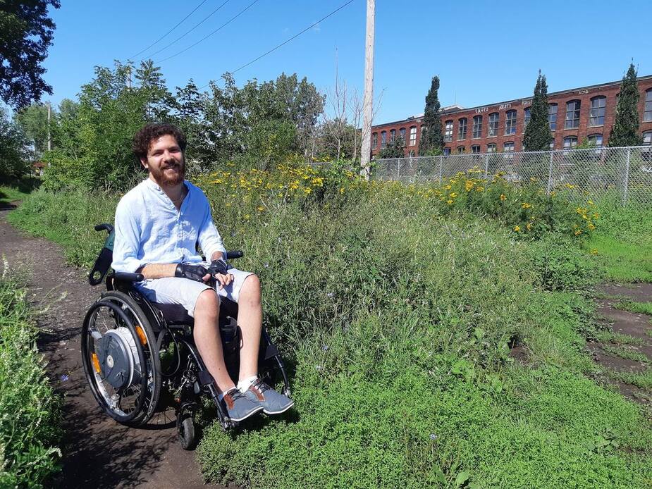 Un ancien terrain industriel, situé au cœur du Mile End, abrite depuis plusieurs années le Champ des possibles, un espace vert, reconnu pour son aspect sauvage et sa biodiversité, développé grâce à une initiative citoyenne. Sur la photo: Clément Badra.