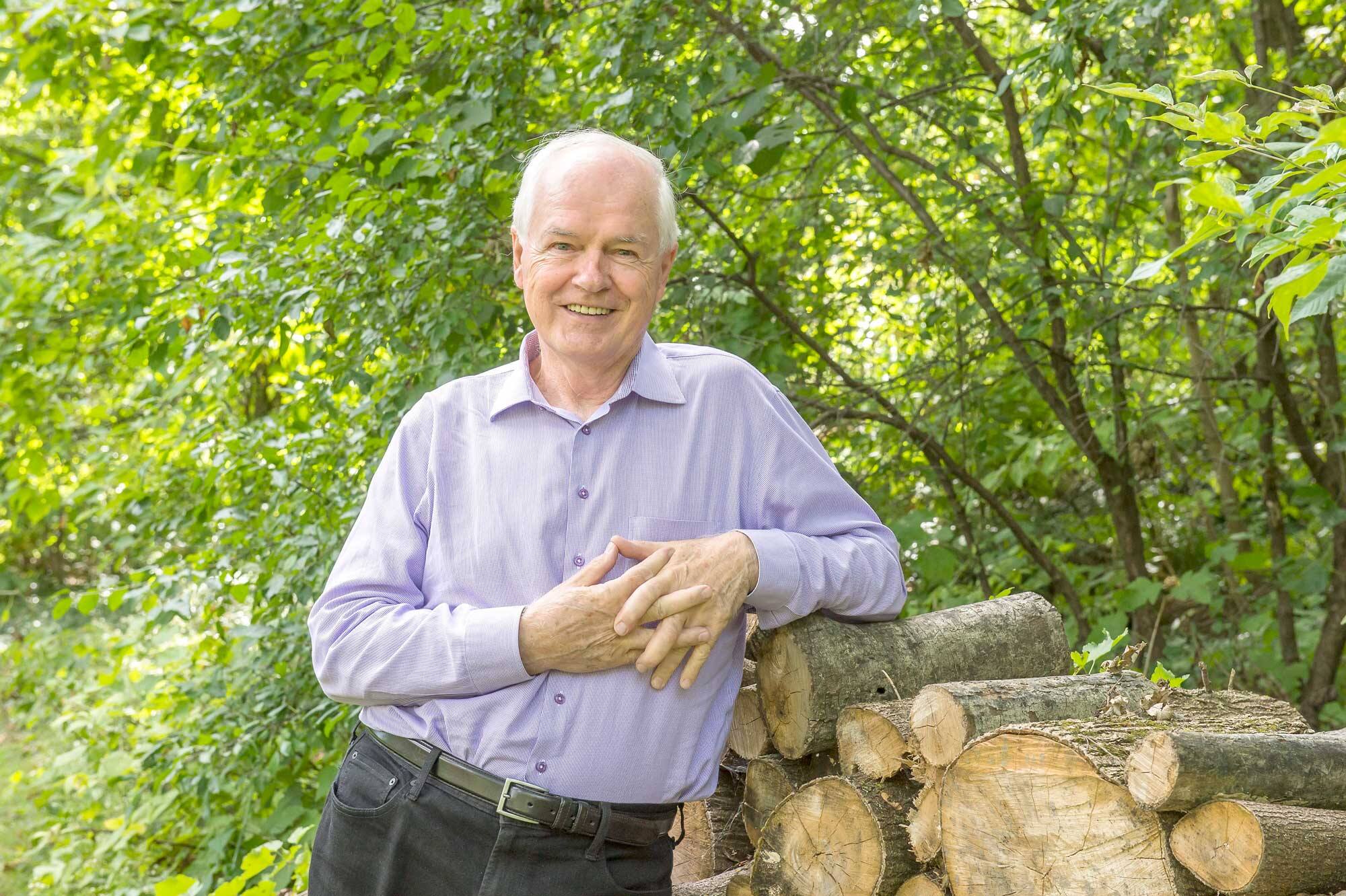 Le journaliste émérite à la retraite et écrivain, Daniel Lessard ...