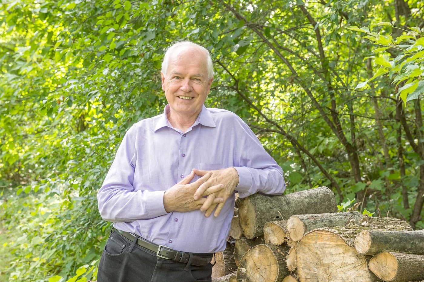 Le journaliste émérite à la retraite et écrivain, Daniel Lessard ...