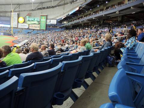 C’est dans la section des fausses balles du champ droit du Tropicana Field que devait être affichée la bannière faisant la promotion du projet de garde partagée entre Tampa et Montréal.