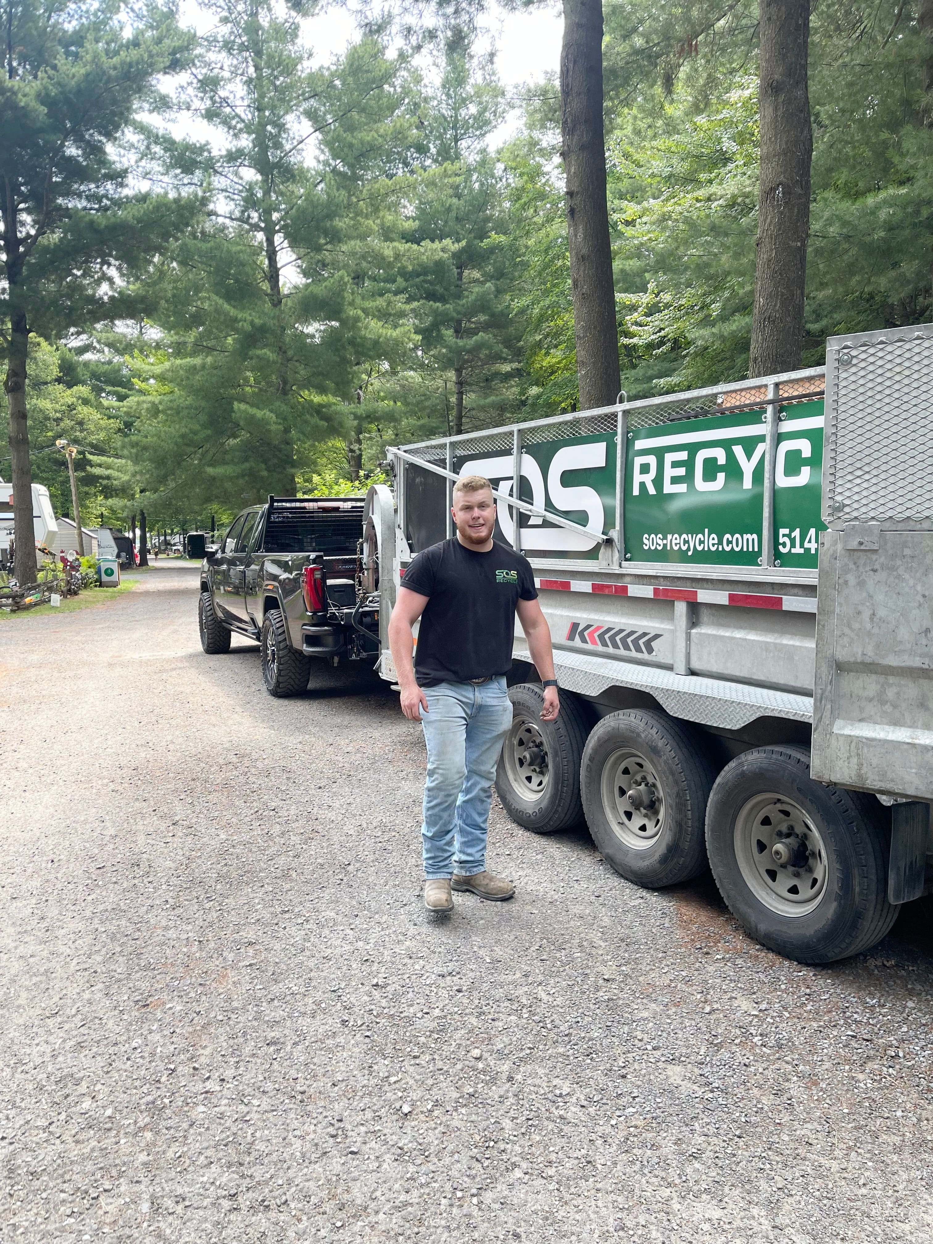 Loup Arseneault, copropriétaire de l’entreprise SOS Recycle. L’entreprise de Repentigny qui se spécialise en ramassage de gros déchets est débordée en cette période de l’année.