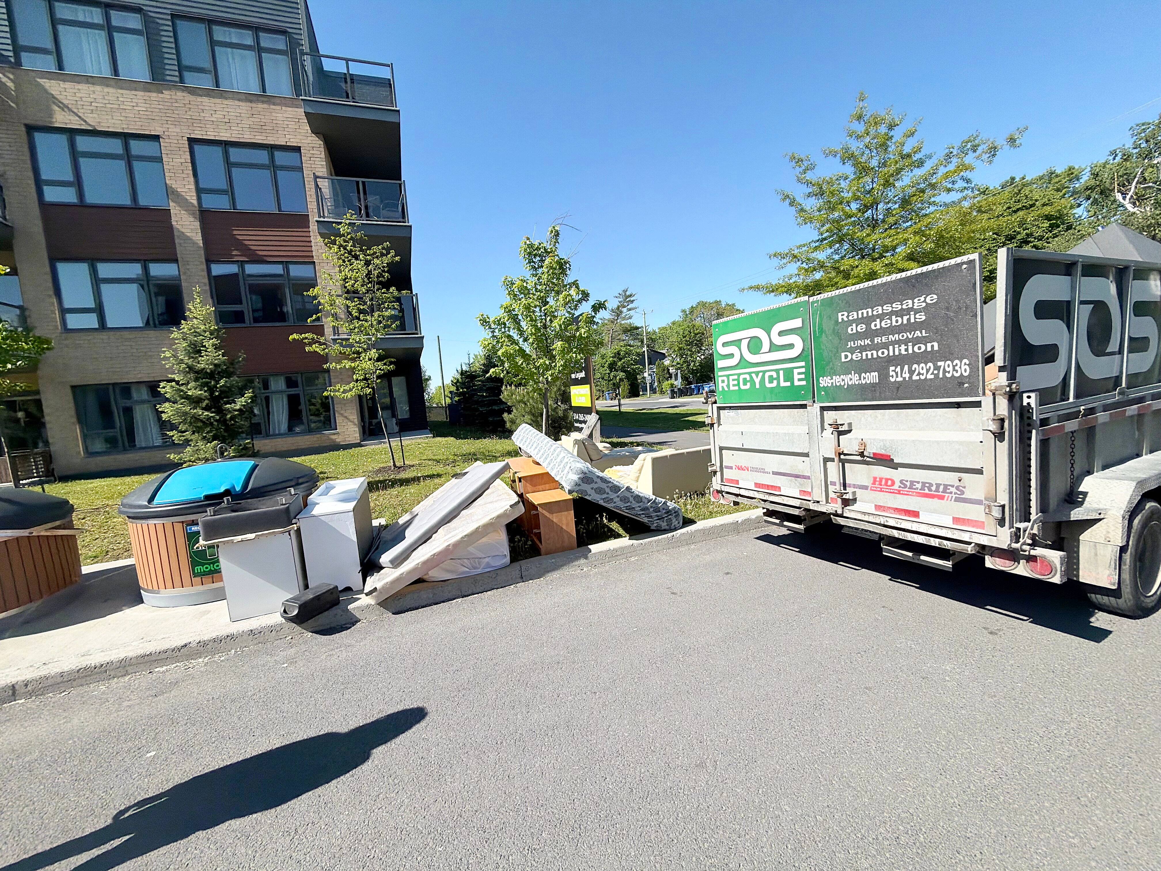 Quelques déchets urbains que l’entreprise SOS Recycle a été appelée à ramasser en bordure de la route.
