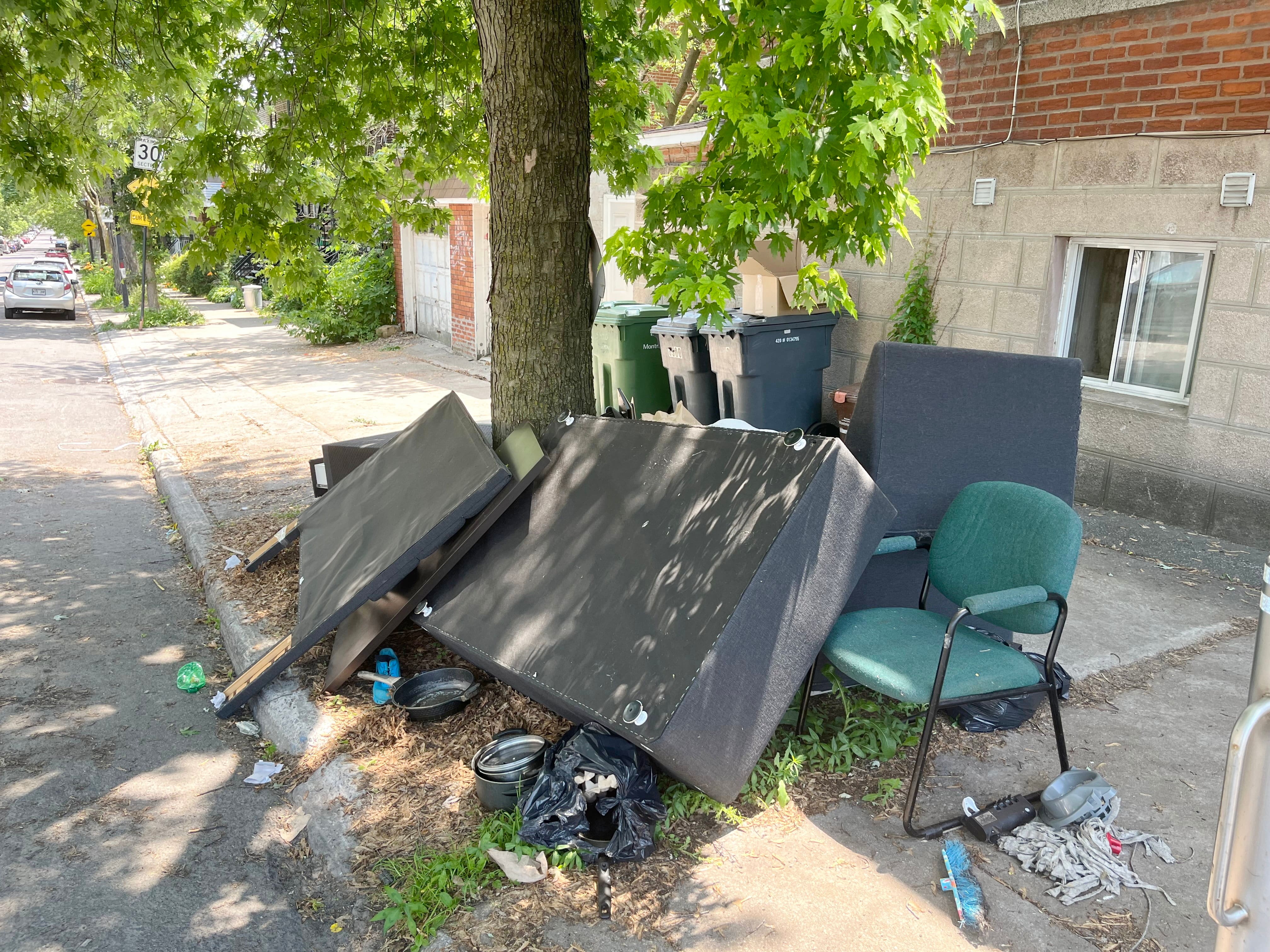 Matelas, divan abîmé et articles pour faire le ménage ne sont que quelques exemples des nombreux objets qui se retrouvent à la rue. Une quantité importante d’encombrants ont été laissés derrière au lendemain des déménagements dans l’arrondissement de Mercier–Hochelaga-Maisonneuve.