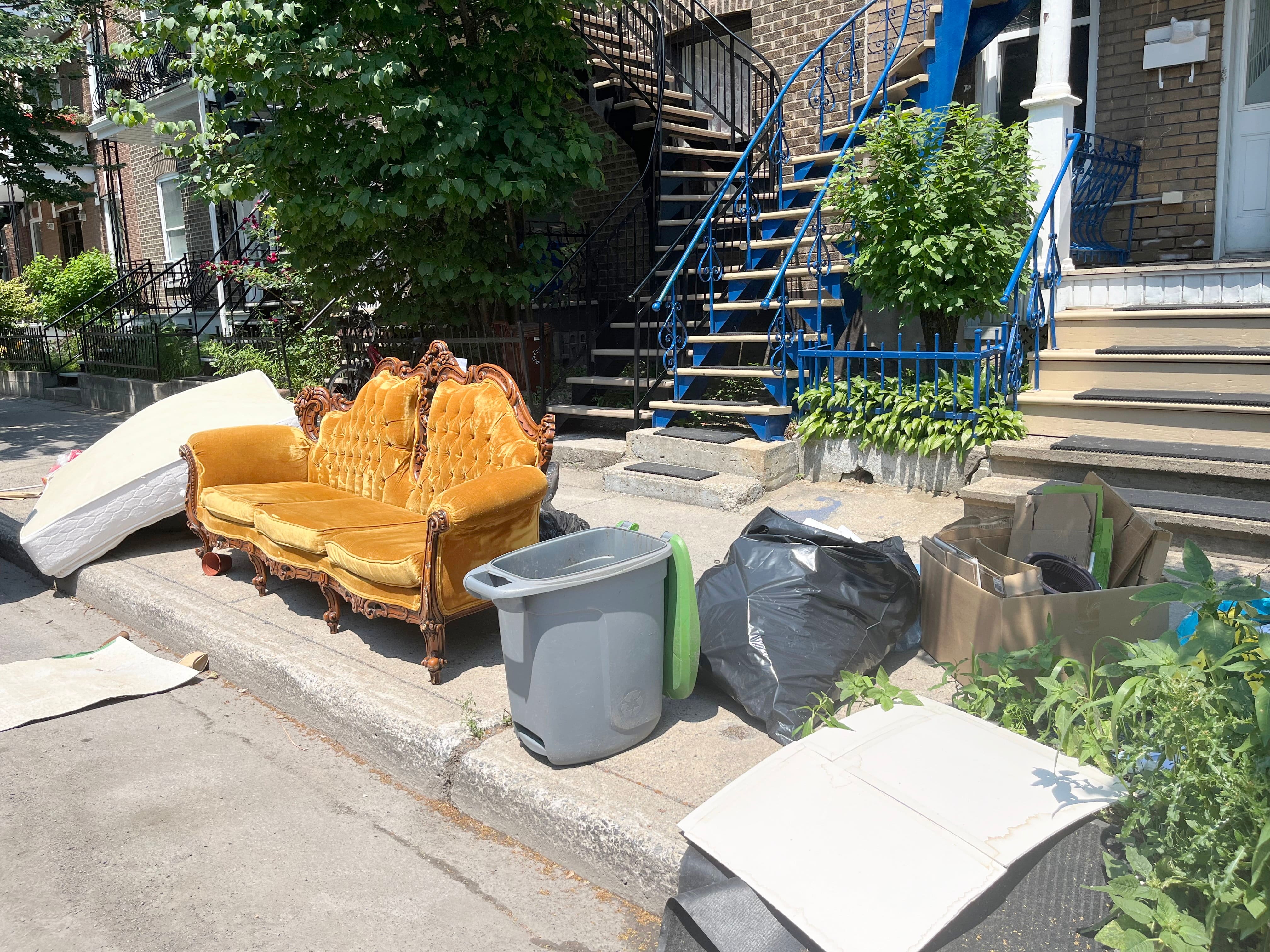 Des entreprises de ramassage débordent d’appels de nouveaux locataires pris avec les meubles et les déchets des précédents occupants