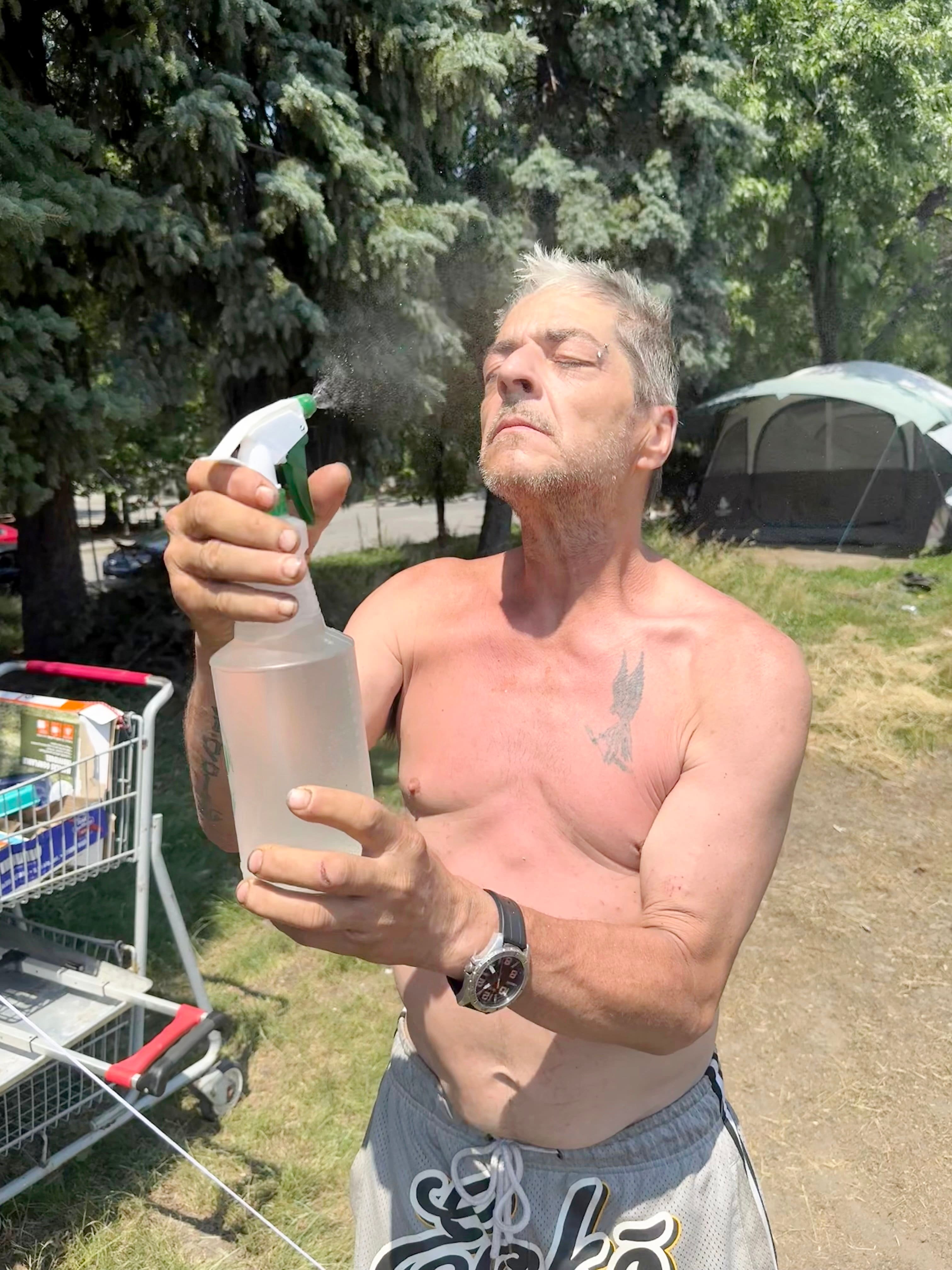 Jocelyn Boyer supporte la chaleur à grands coups de vaporisateur.