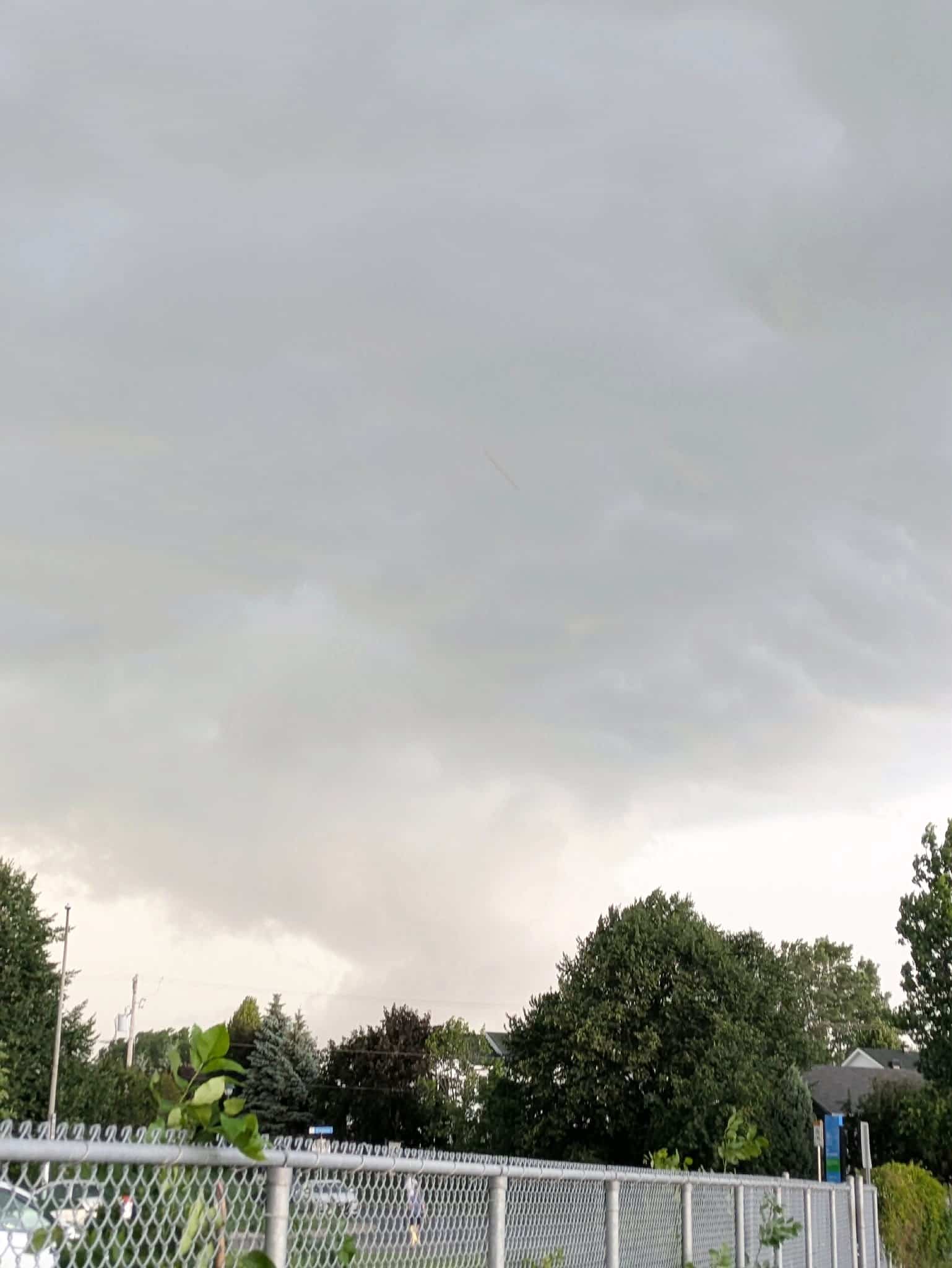 Un épais nuage gris s’apparentant à une tornade a été aperçu dans la ville de Boucherville, à la limite de Varennes.