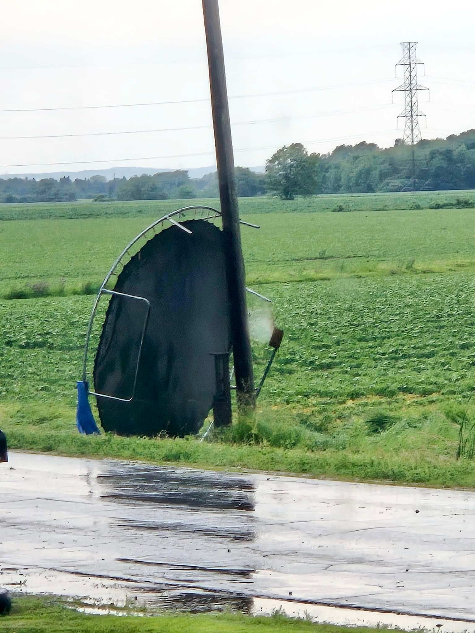 Dans le bas du rang Barthélémy, à Saint-Léon-le-Grand, juste à côté de Louiseville, les forts vents ont aussi emporté un trampoline.