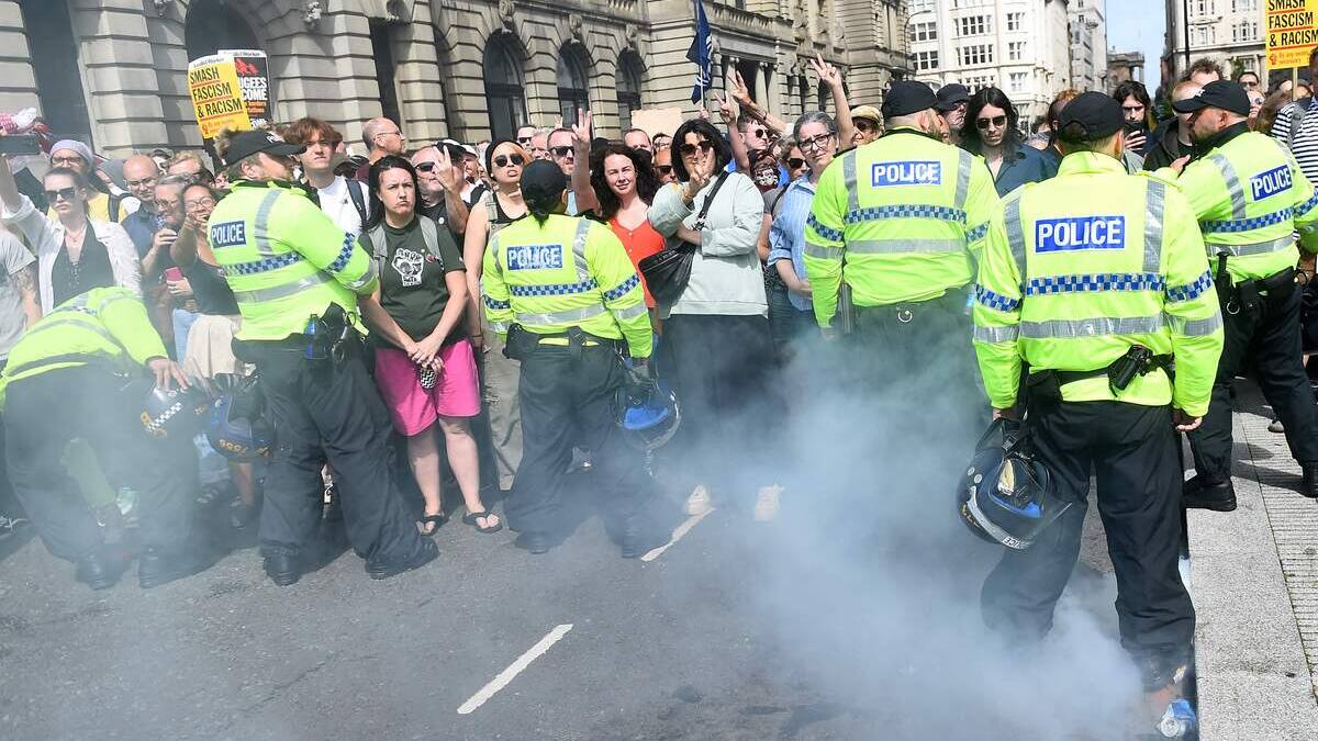 Émeutes au Royaume-Uni: les suspects devant la justice, 6000 policiers mobilisés