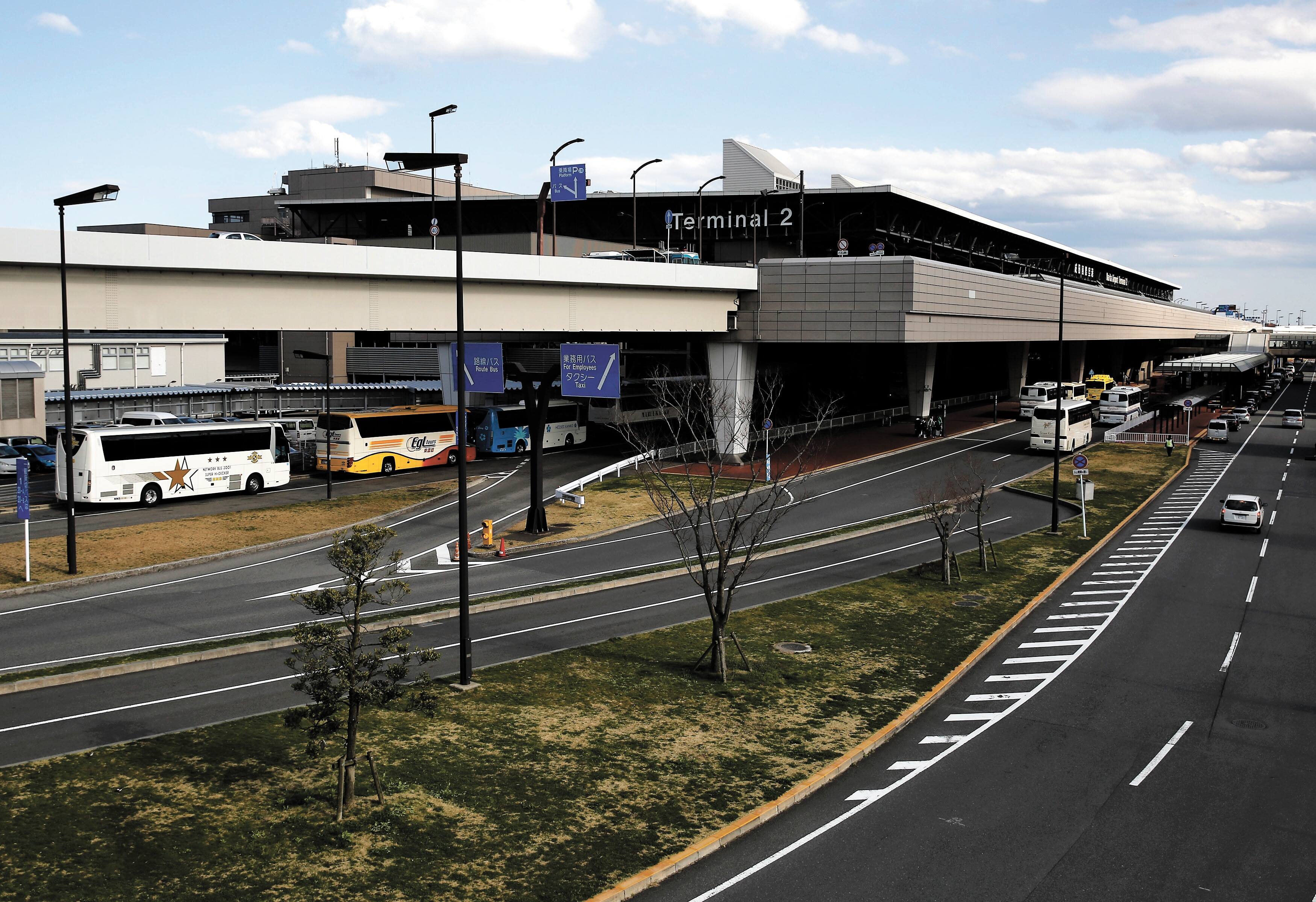 Une piste de l'a&eacute;roport de Tokyo-Narita ferm&eacute;e apr&egrave;s l'atterrissage d'urgence d'un avion-cargo