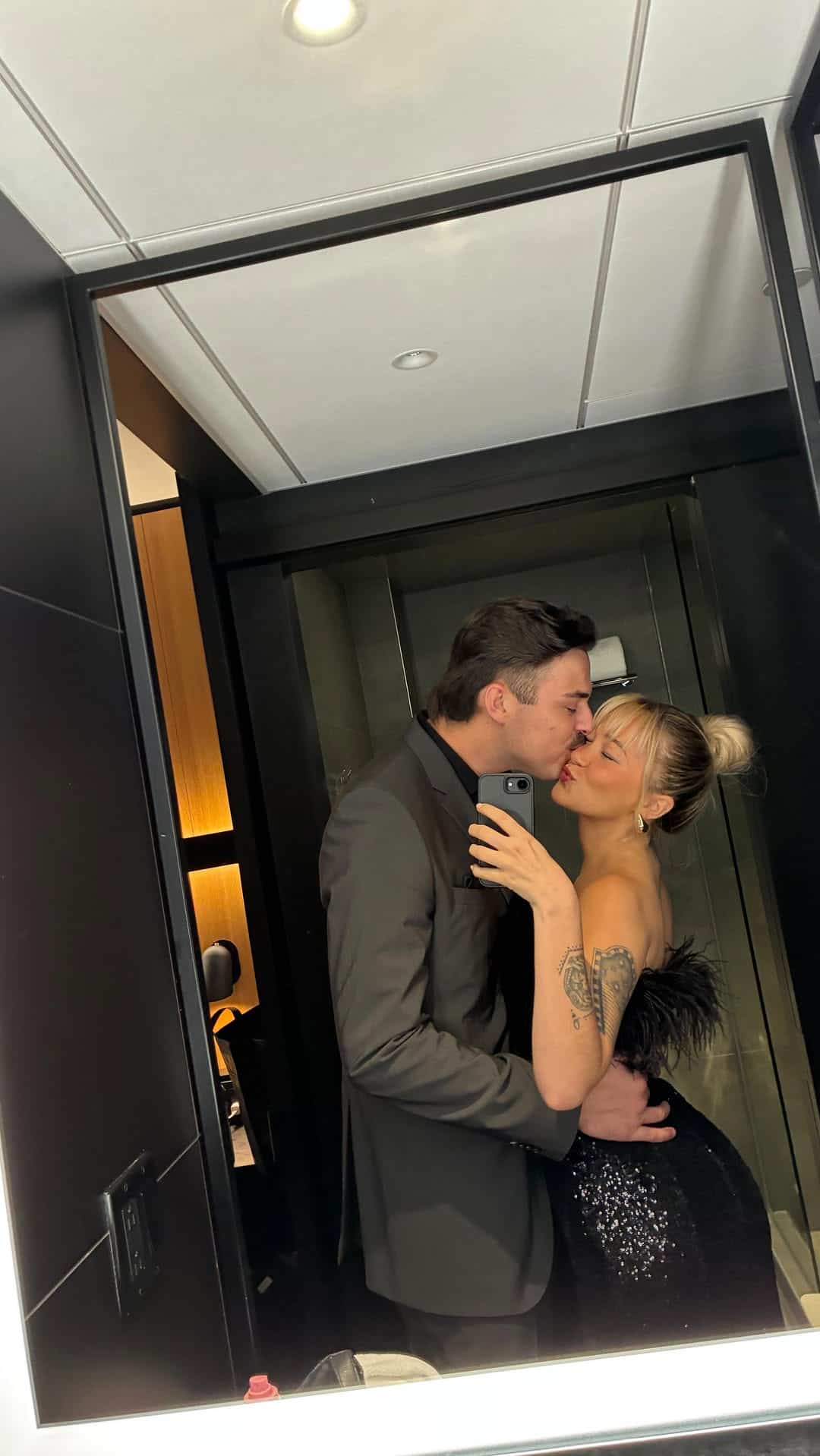 Joël Vogt et Romie Lacasse recréent l'iconique bisou de «La guerre des tuques» et c'est hilarant