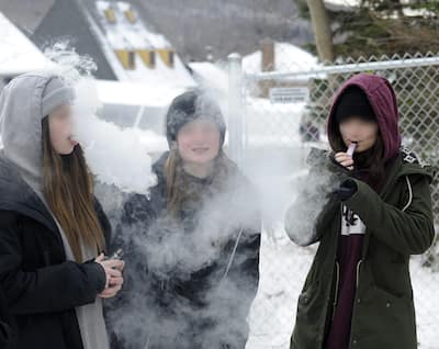Taux de vapotage inquitant: la cigarette lectronique de plus en plus populaire chez les jeunes | JDQ Taux de vapotage inquitant: la cigarette lectronique de plus en plus populaire chez les jeunes | JDQ