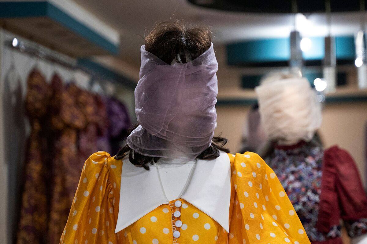 EN IMAGES | &laquo;&Ccedil;a rend les vitrines assez moches&raquo;: des mannequins sans visage en Afghanistan