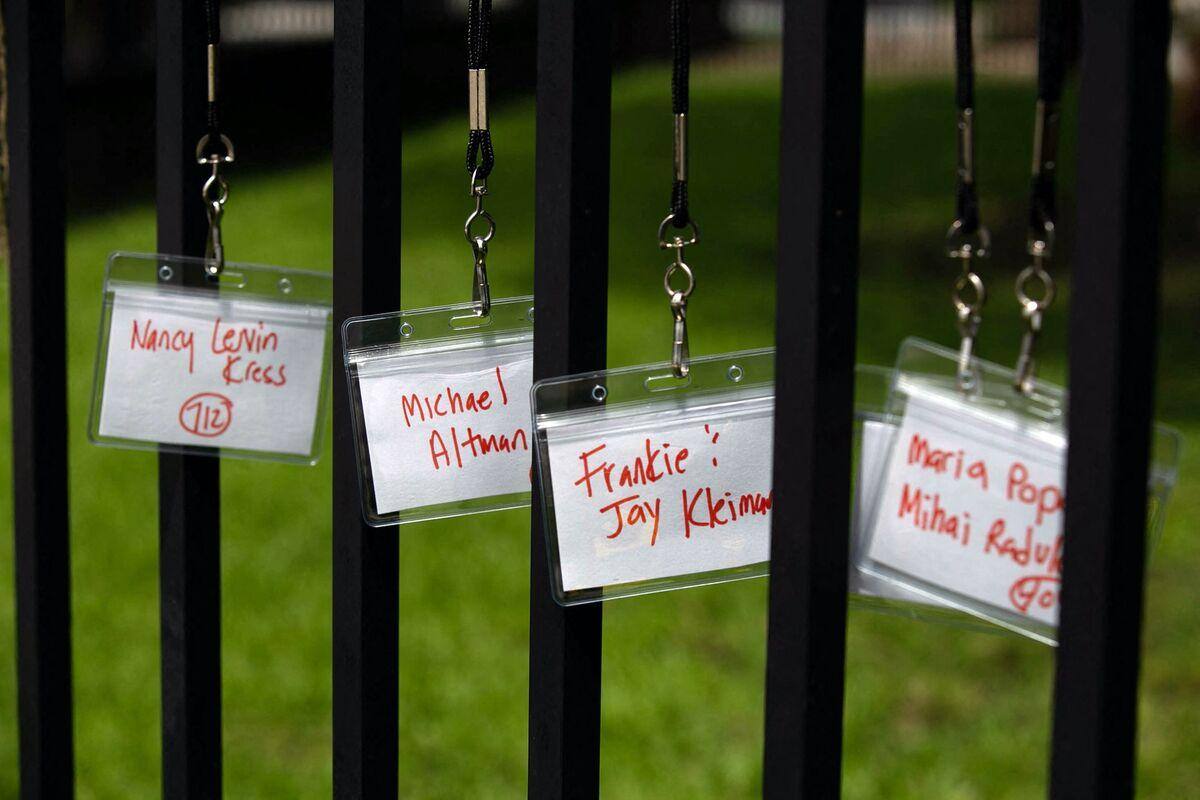 Un mémorial pour mettre des visages sur les disparus de l'immeuble effondré en Floride - Vimarsana News