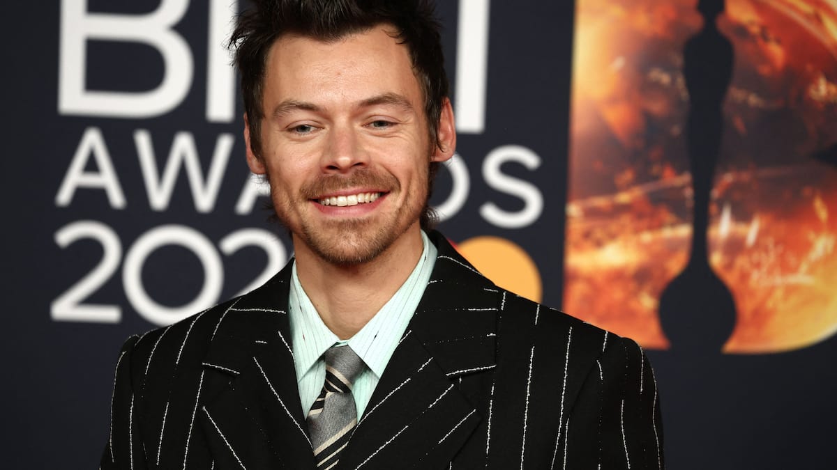 哈里·斯泰尔斯 (Harry Styles) 宣布他通过电台司令 (Radiohead) 的歌曲享受童贞 哈里·斯泰尔斯 (Harry Styles) 宣布他通过电台司令 (Radiohead) 的歌曲享受童贞