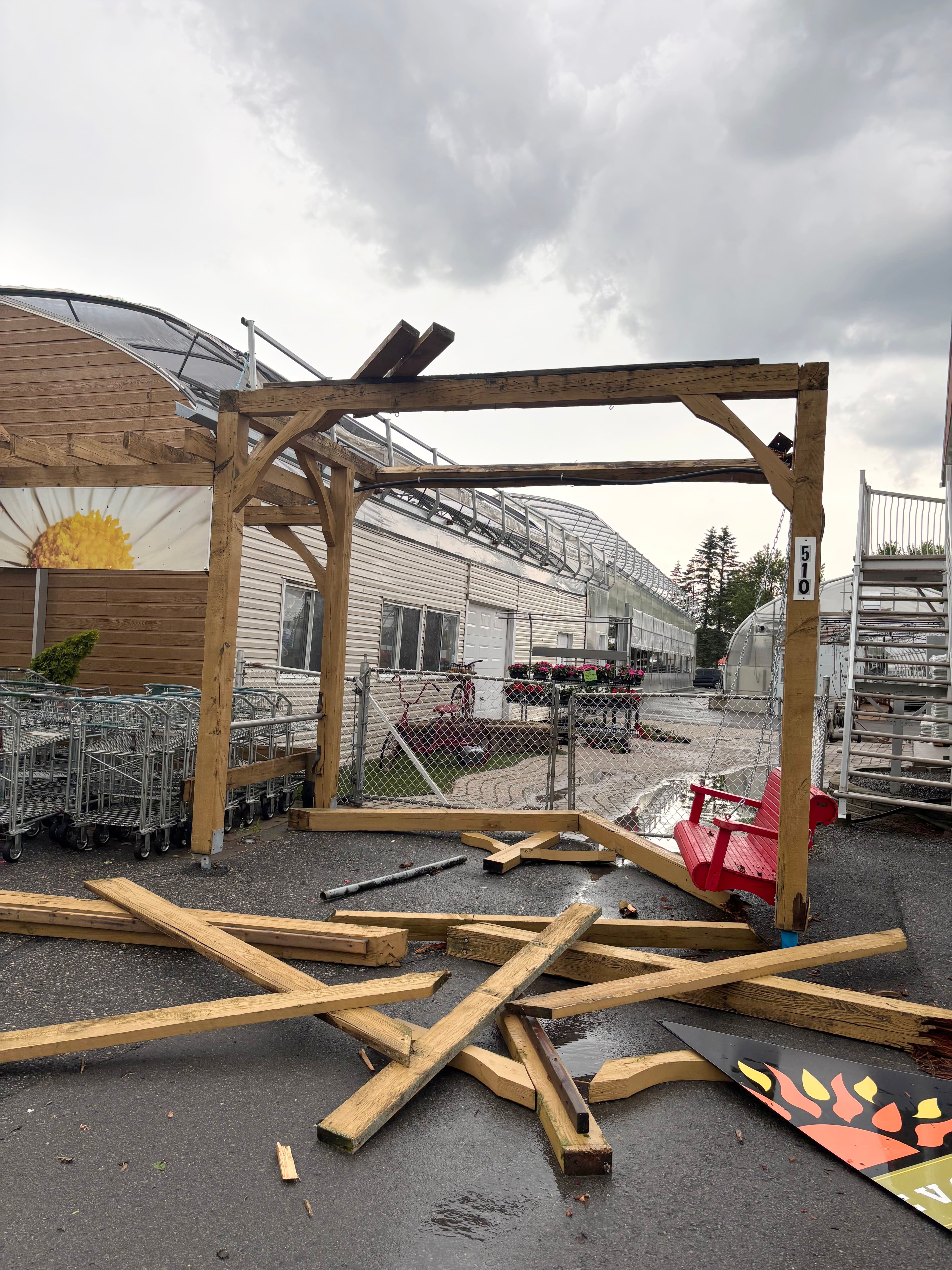 La toiture d'une pergola arrachée après les orages et les vents violents aux Jardins Carbonneau, à Louiseville, en Mauricie, le 2 juillet 2026.