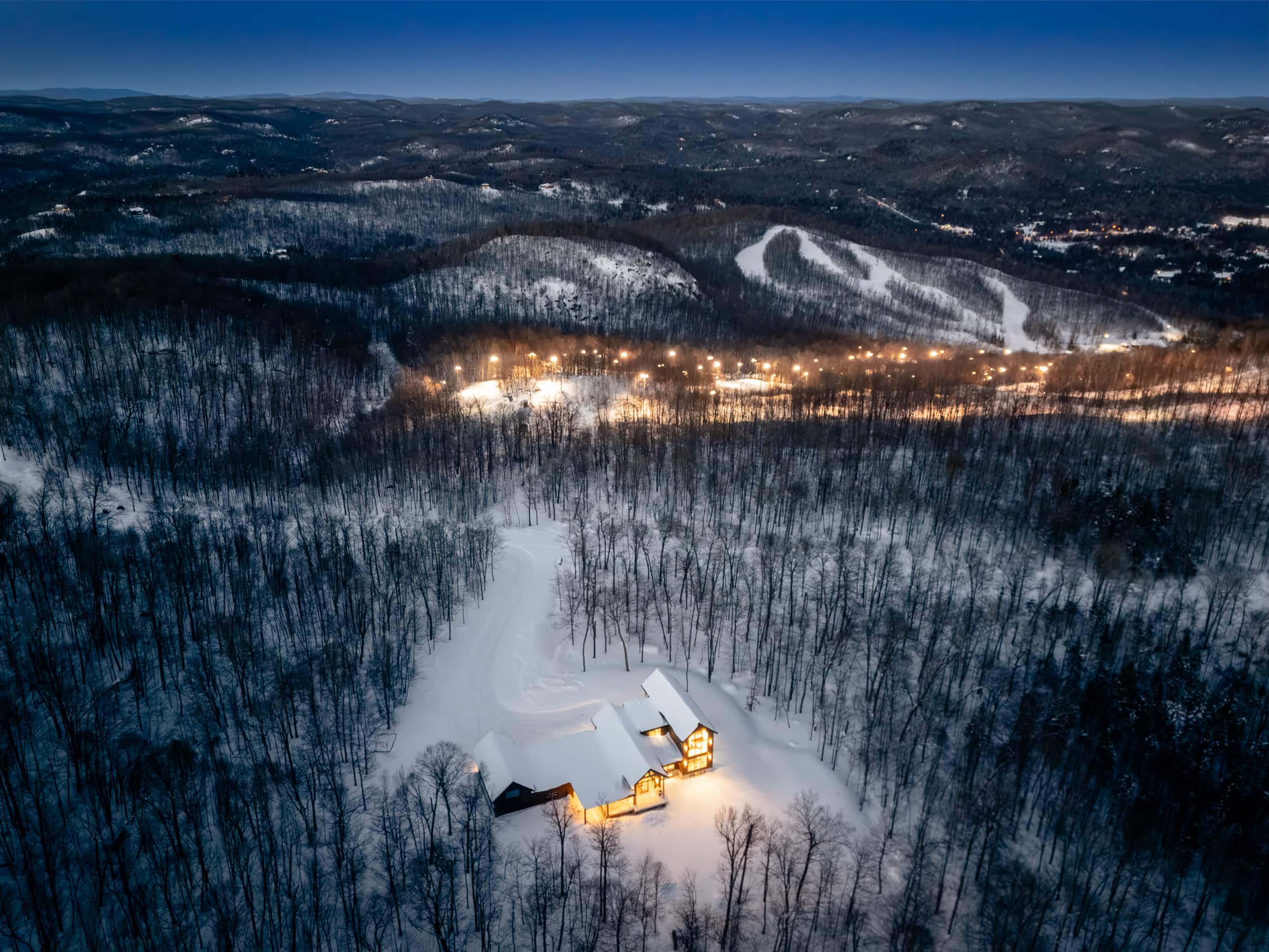 Une maison ski-in ski-out à vendre pour 2 799 000$
