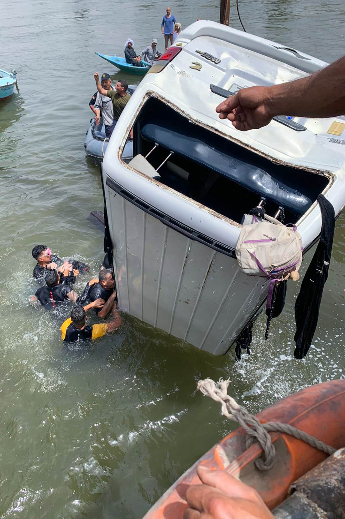 Un minibus plonge dans le Nil en &Eacute;gypte, faisant au moins 10 morts