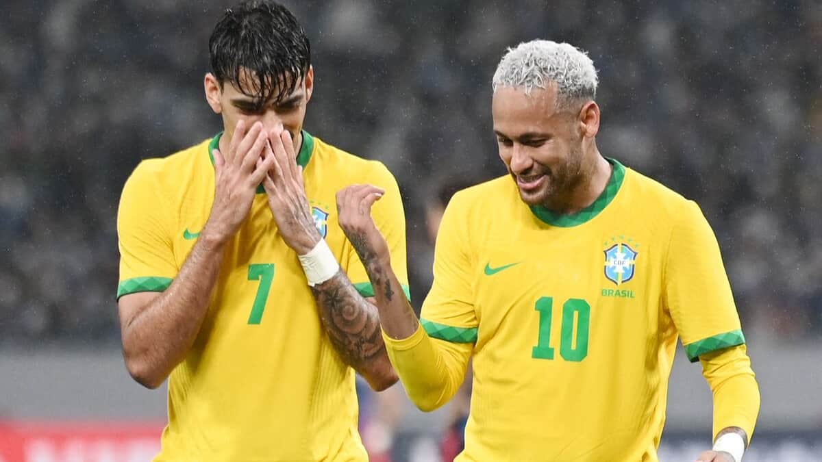 Une vedette de soccer se blesse en faisant du cerf-volant