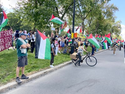 Plusieurs personnes manifestaient contre la présence de l'ekipe Israël-premier tech au grand prix cycliste de Montréal, Le 14. septembris 2025. gads. Foto zoe arcand.