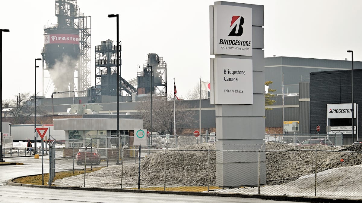 «Ça rend des familles nerveuses»: des travailleurs de l’usine Bridgestone voient leur paye fondre à cause de la cyberattaque