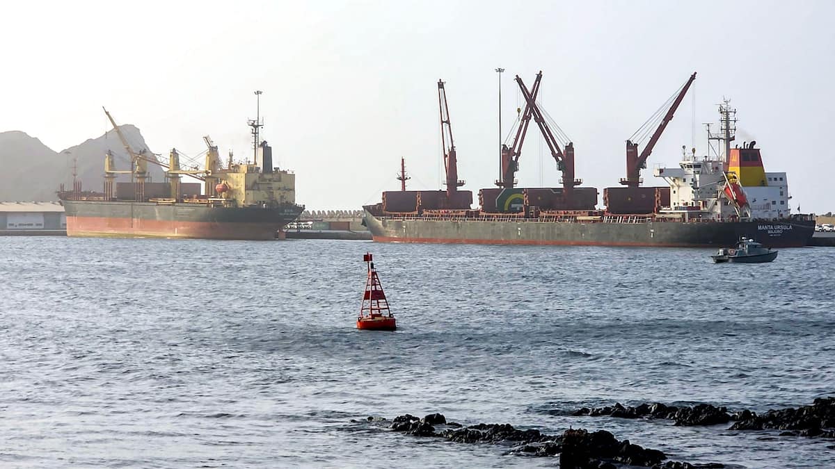 Iran: Revolutionary Guards stop six ships in the Strait of Hormuz Iran: Revolutionary Guards stop six ships in the Strait of Hormuz