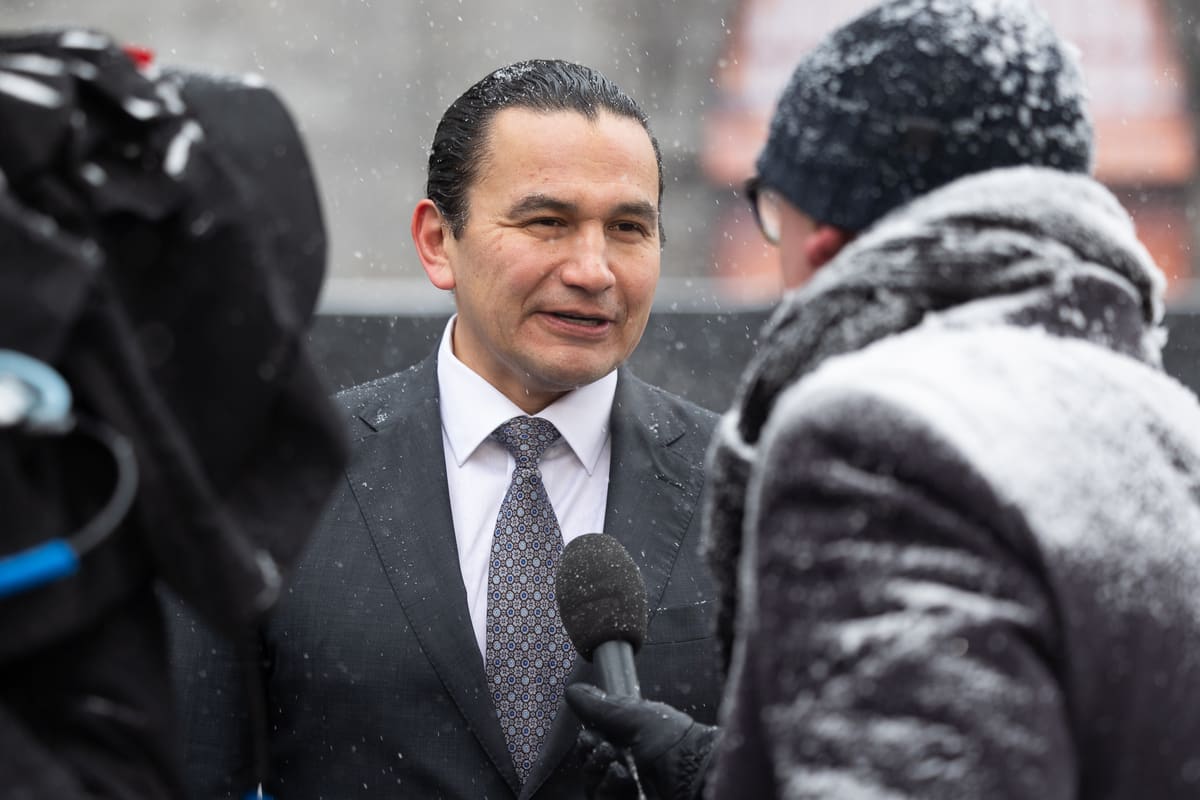 Carney a presque «supplié» les provinces de ramener l’alcool américain, selon Kinew