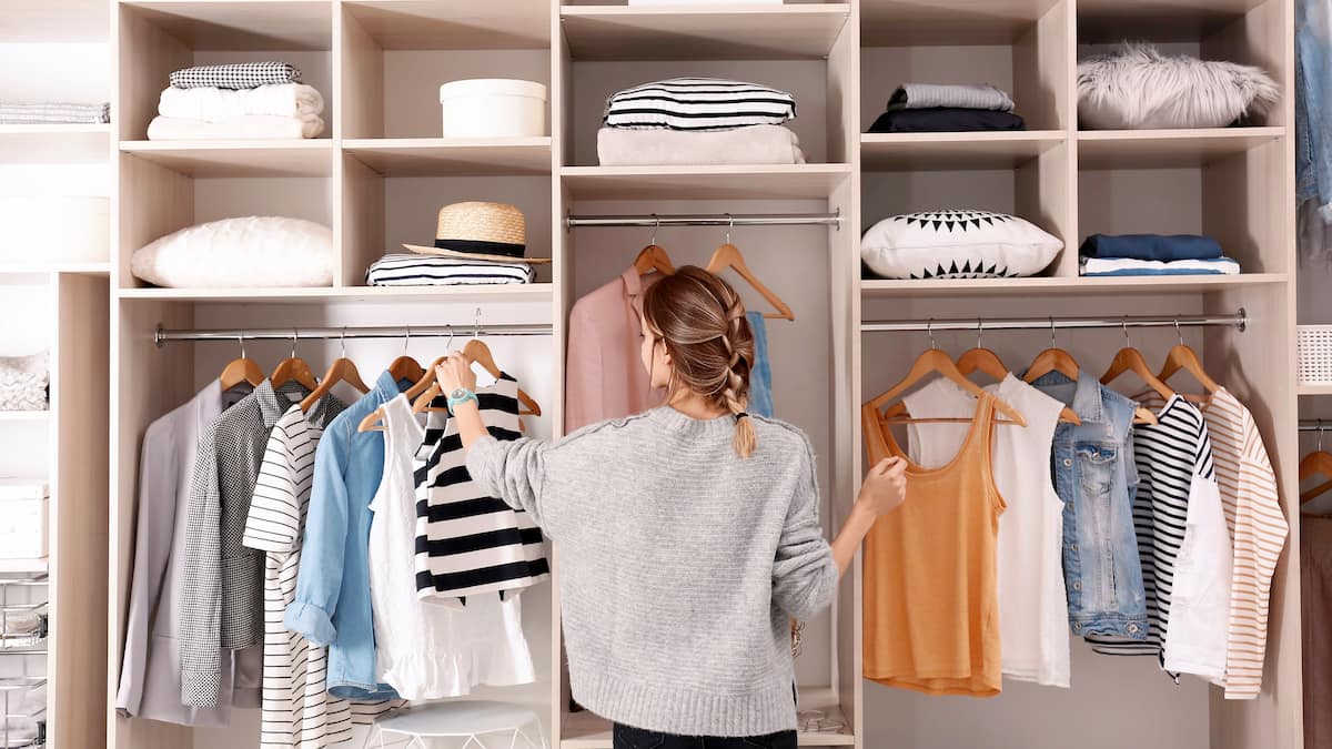 Une armoire à linge bien organisée