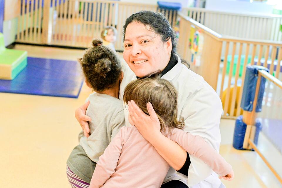 Oui Il Y A Encore Des Calins Dans Les Garderies Jdm Oui Il Y A Encore Des Calins Dans Les Garderies Jdm