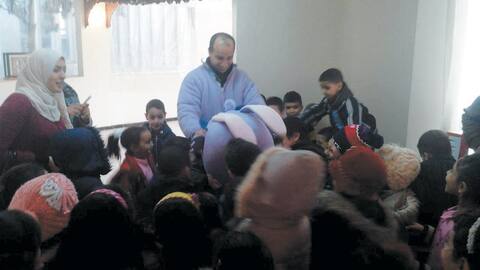 M. Sebbache déguisé en lapin pour divertir les enfants alors qu’il fait du bénévolat dans un centre en Algérie. Il a poursuivi cette mission une fois à Montréal.