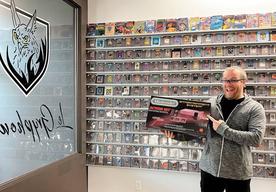Le propriétaire de la boutique Gryphon d’or de Rimouski, Daniel Charlebois, le 26 mai 2020 montrant une console de Nintendo.