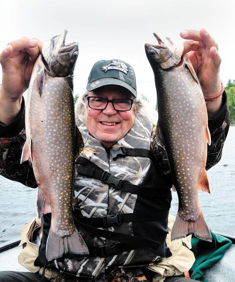 Mon ami Karl Tremblay avait de quoi être fier de ces deux belles mouchetées capturées en même temps dans un des lacs précieusement conservés par la pourvoirie et qui offrent cette qualité de pêche exceptionnelle.