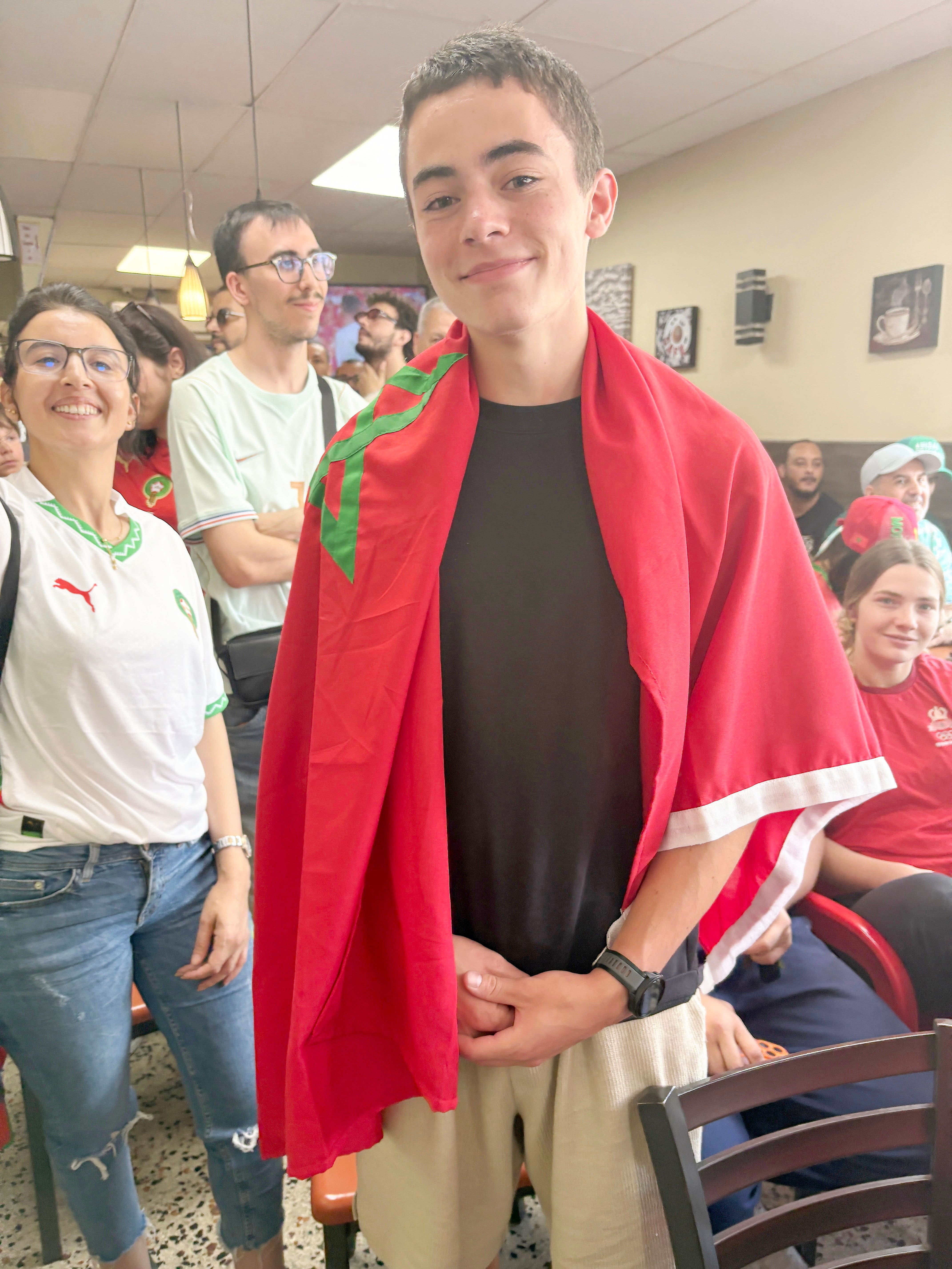 Alexandre Stevenson encorajou o Canadá, comitiva de partidários de Marrocos que exigiram o enfiler de um drapeau marocain, para o taquiner, no Café Safir em 4 de julho de 2026 para a partida da Coupe du monde.