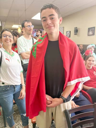 Alexandre Stevenson encorajou o Canadá, comitiva de partidários de Marrocos que exigiram o enfiler de um drapeau marocain, para o taquiner, no Café Safir em 4 de julho de 2026 para a partida da Coupe du monde.