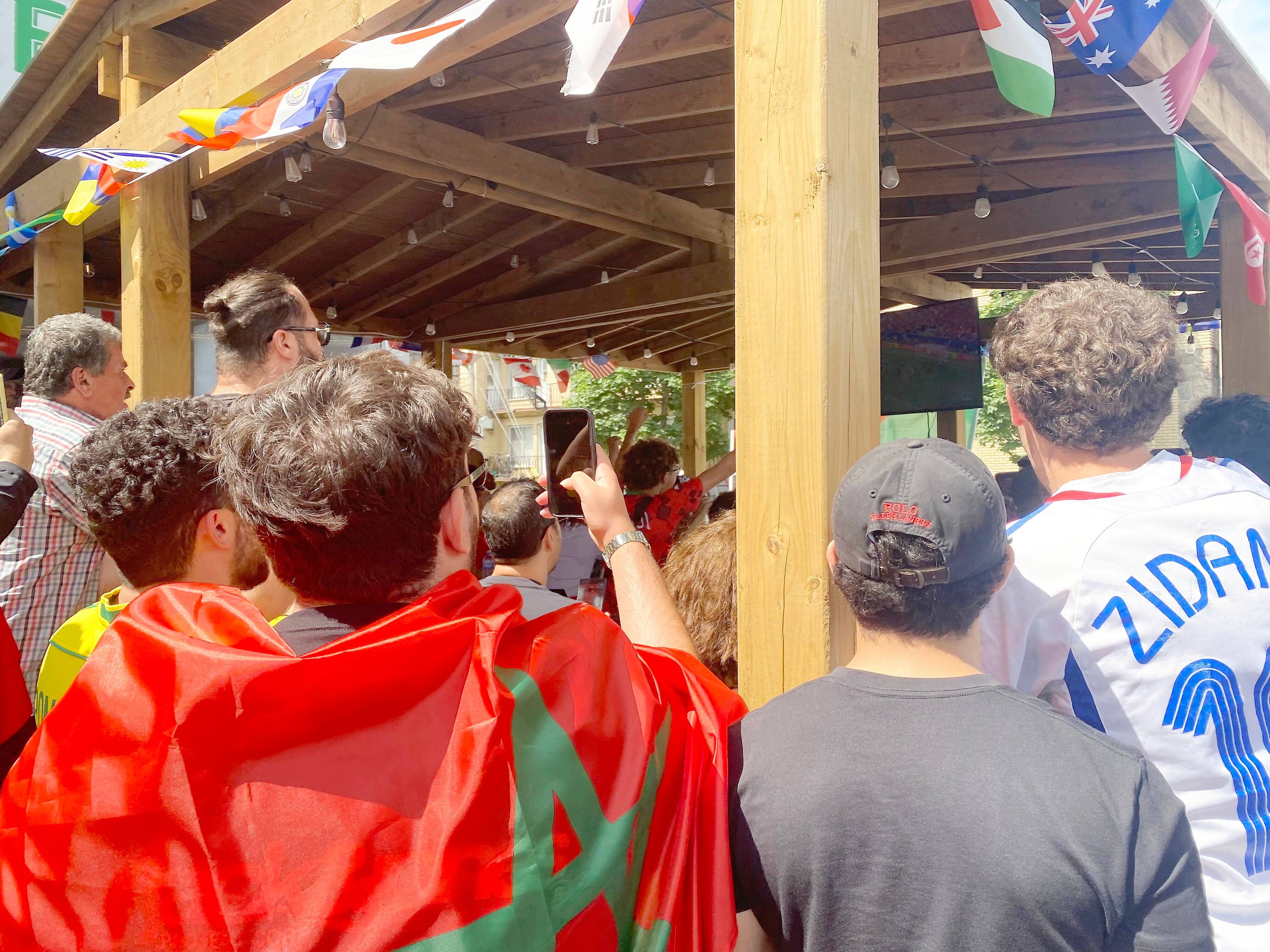 Os cafés e terraços foram reservados, no mesmo dia 4 de julho de 2026, no Petit Maghreb, em Montreal, para a partida da Copa do Mundo de Futebol entre Marrocos e Canadá.