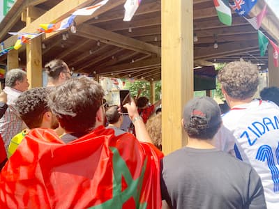 Os cafés e terraços foram reservados, no mesmo dia 4 de julho de 2026, no Petit Maghreb, em Montreal, para a partida da Copa do Mundo de Futebol entre Marrocos e Canadá.